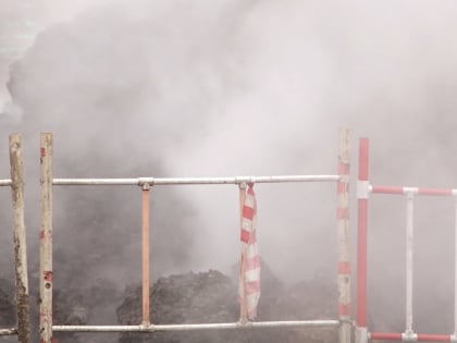 Фонтан холодной воды вырвался из временного рукава на Замшиной улице