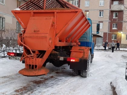 В Петербурге начали обрабатывать дороги противогололедными средствами