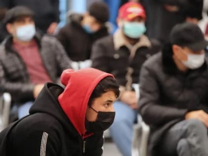 В Петербурге выпустили стотысячную единую электронную карту трудового мигранта