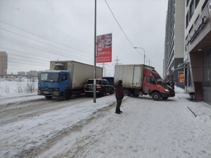 Внедорожник зацепил фуру и перекрыл движение на Авиаторов Балтики в Мурино