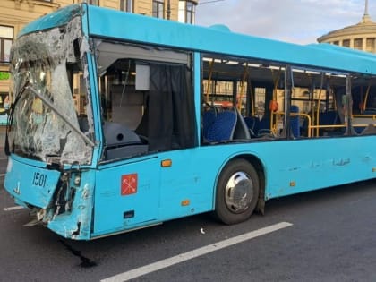 ДТП с рейсовым автобусом в центре Петербурга: начато уголовное дело