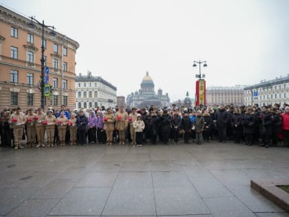 Участники акции «Знамена Победы» возложили цветы к мемориальной доске Ленинградской армии народного ополчения
