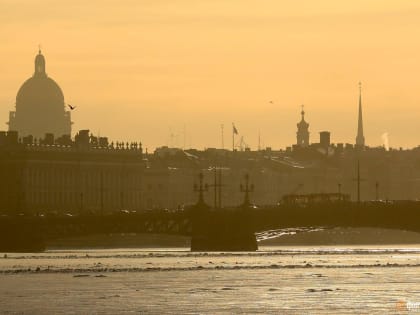 А ведь скоро весна. Посмотрите, как над Петербургом заходило еще зимнее солнце