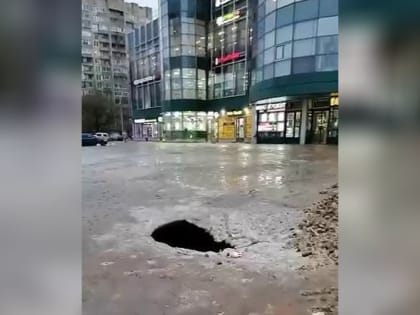 «Новый вход в метро»: на проспекте Культуры перед ТЦ образовалась дыра в асфальте