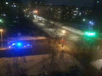 В Петербурге пассажир выпал из автобуса на тротуар. На месте скорая и полиция