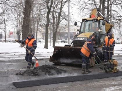 Дорожники Петербурга ежедневно ликвидируют порядка 200 дефектов асфальта