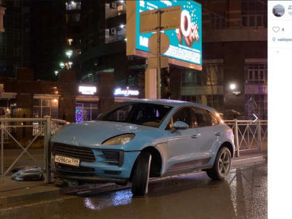 Каршеринговый Porsche припарковали о забор на набережной Адмирала Лазарева