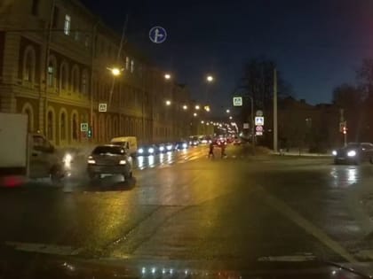 Легковушка рванула на красный прямо под колеса «газели» на Фонтанке. Пешеходы чудом спаслись