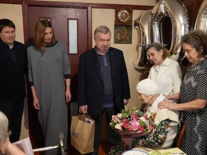 Единороссы Невского района поздравили жительницу блокадного Ленинграда Татьяну Олькину со столетним юбилеем