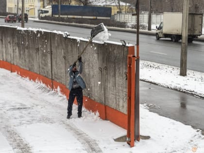 Край циклона затягивает Петербург в оттепель. Осадки пока в виде снега, а потом будет морось