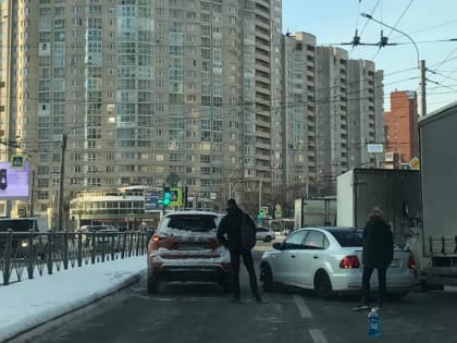 Авария у заправки на Ленинском проспекте собрала пробку