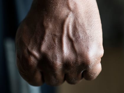 Массовая драка произошла у проезжей части на Лиговском проспекте в Петербурге