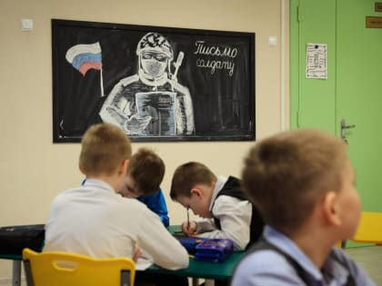 В рамках акции «Единой России» «Zащитникам Отечества» воспитанники школы-интерната подготовили письма и открытки для российских военнослужащих