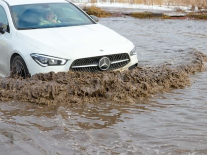 «Мгновенная смерть мотора»: автоэксперт предостерег водителей об опасности «потопов» на дорогах