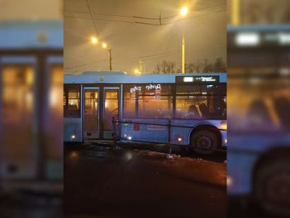 Автобус протаранил ограждение возле Черной речки
