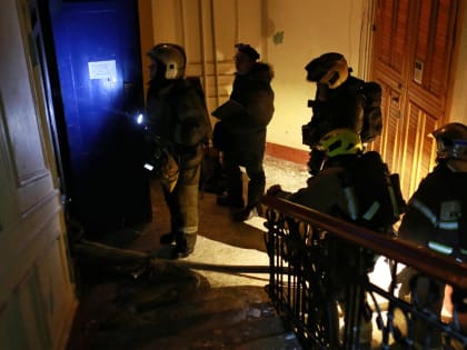 Огонь охватил квартиру в Колпинском районе