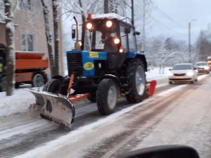 Более 700 снегоуборщиков работают на дорогах Петербурга