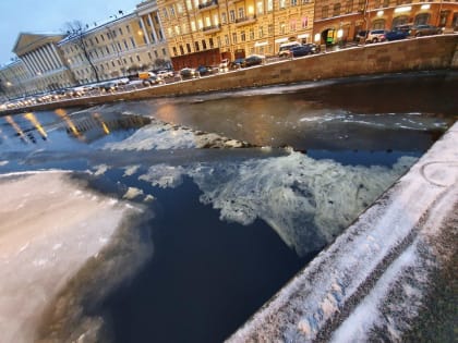 Реки Петербурга готовятся к зиме. Фонтанка покрывается салом