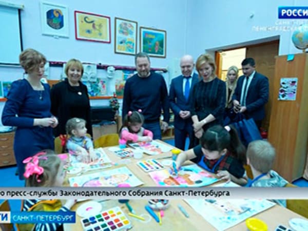 Члены правительства Петербурга вручили новогодние подарки воспитанникам детского дома