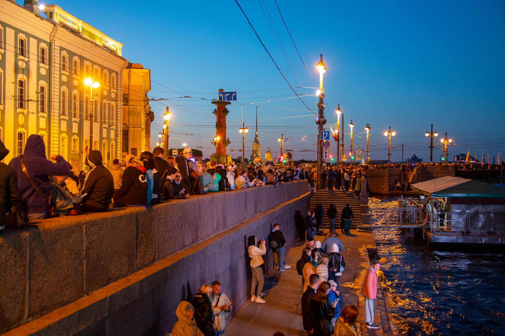 Праздник спб. Дворцовый мост Санкт Петербурга в фестиваль. Белые ночи Санкт-Петербург. Питер летом. Питер ночью.