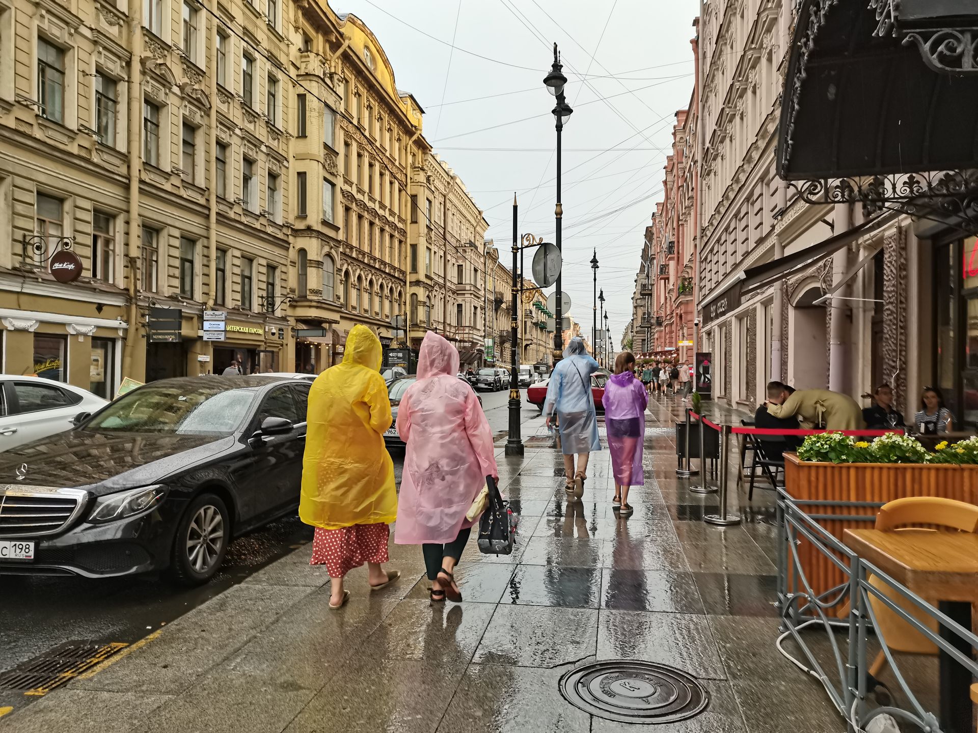 Дожди в питере в июле. Ливень в Петербурге. Санкт-Петербург дождь. Санкт-Петербург в июне. Дождь на Невском.