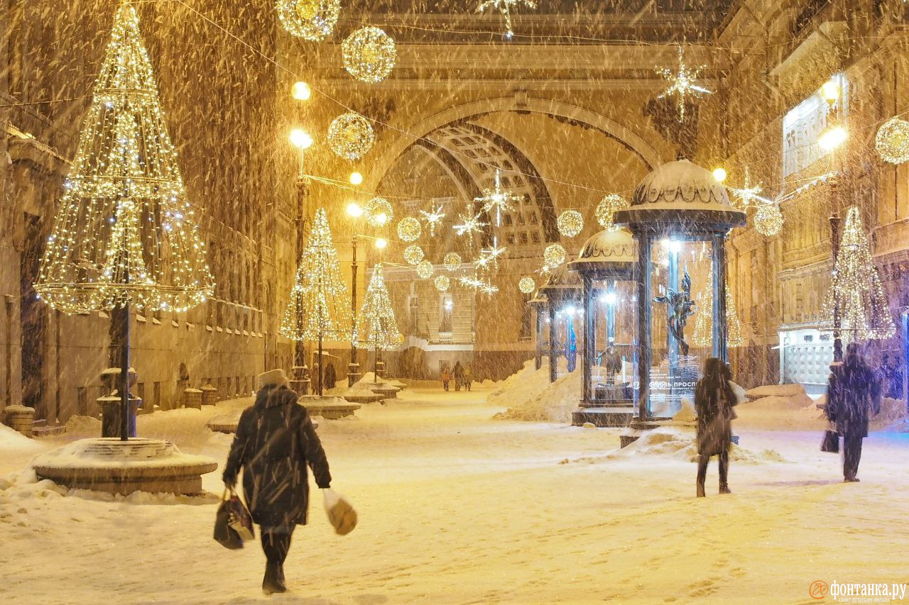 Санкт петербург в декабре. Санкт-Петербург в новогоднюю ночь. Заснеженный новогодний Питер. Питер снежный новый год. Петербург новый год снег.