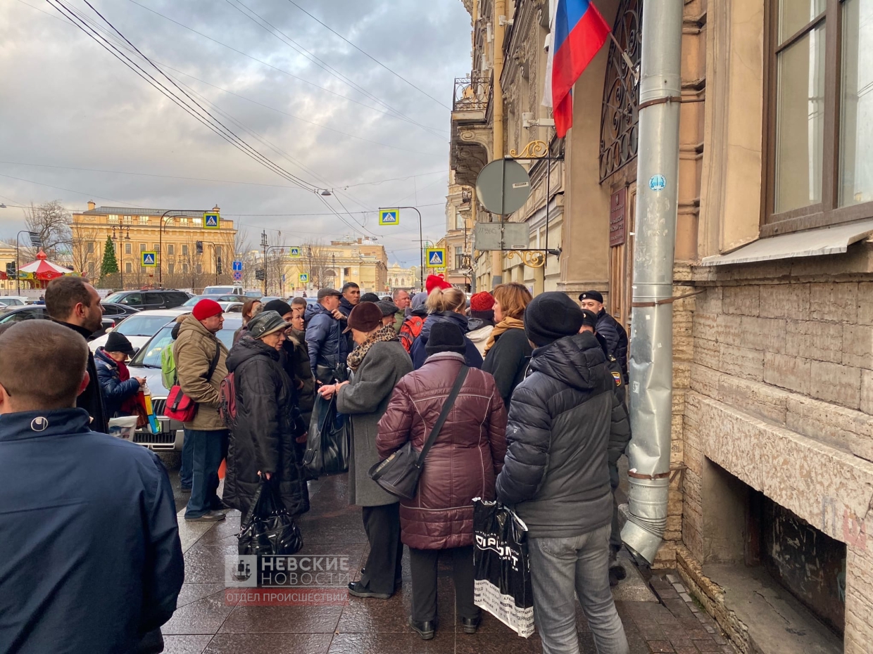 Улица 5 декабря. Заминирование сегодня в СПБ. Санкт Петербург минирование эвакуация. Чел гонит на Невском. Оцепленное здание.