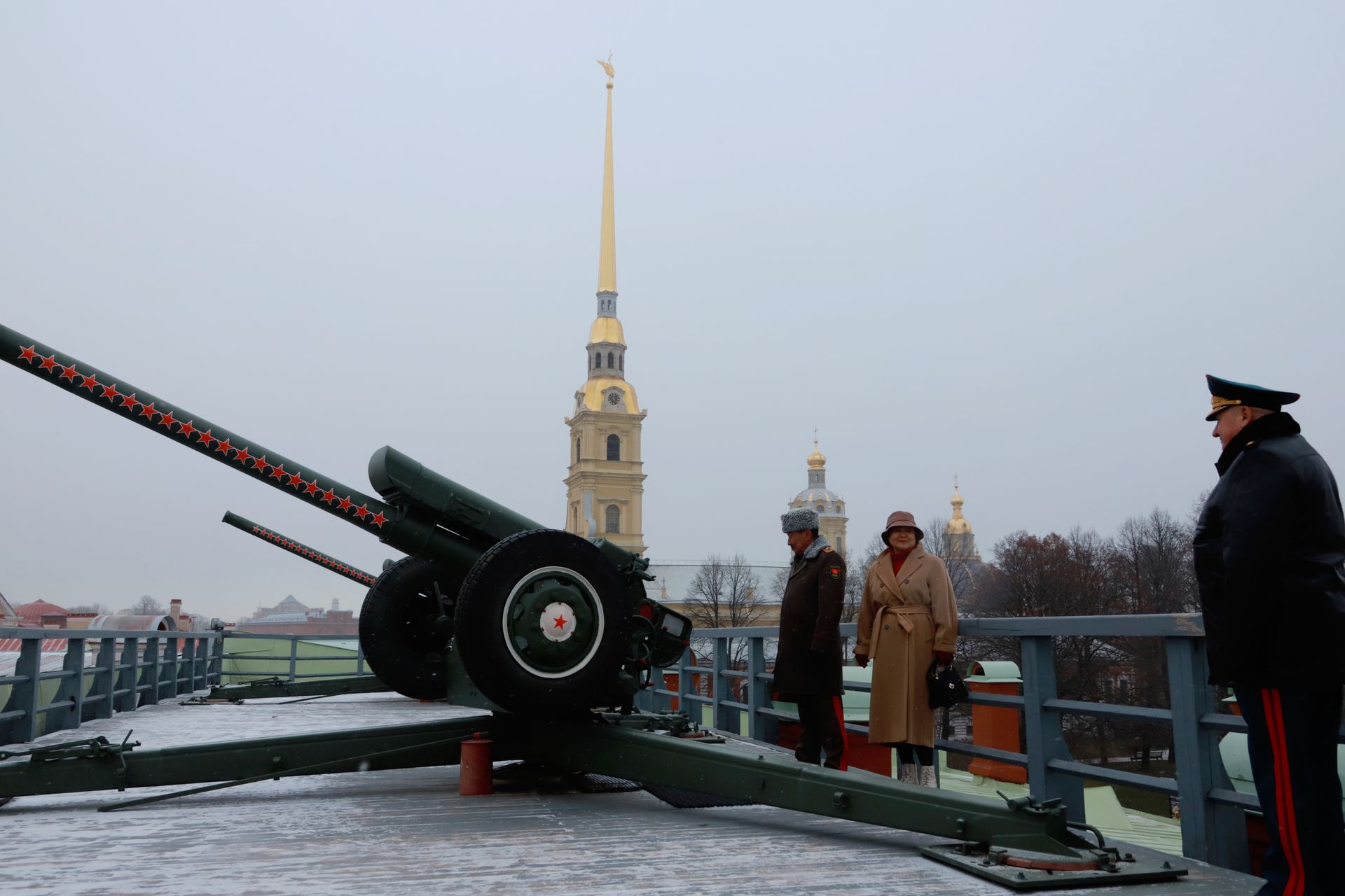 Петербург выстрелы. Выстрел из пушки на Петропавловской крепости. Артиллерийский выстрел. Праздничные пушки. Выстрел артиллерии в Питере.