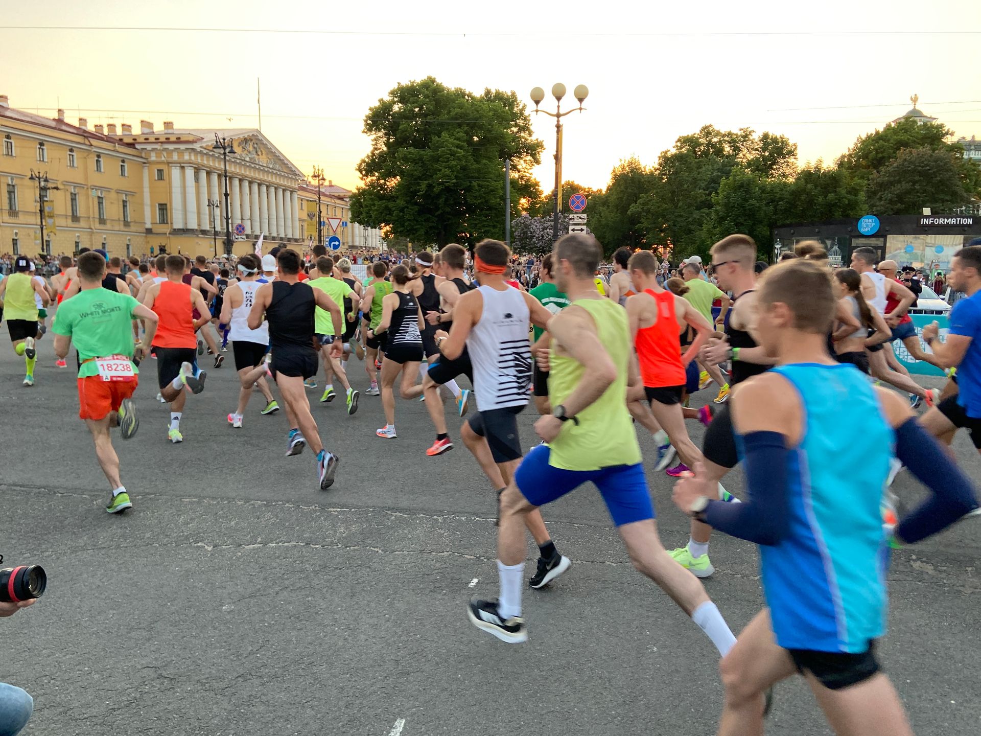 Забег в петербурге. Забег белые ночи в Санкт-Петербурге 2022. Марафон белые ночи СПБ 2022. Белые ночи в Питере забег. Марафон белые ночи 2022 финиш.