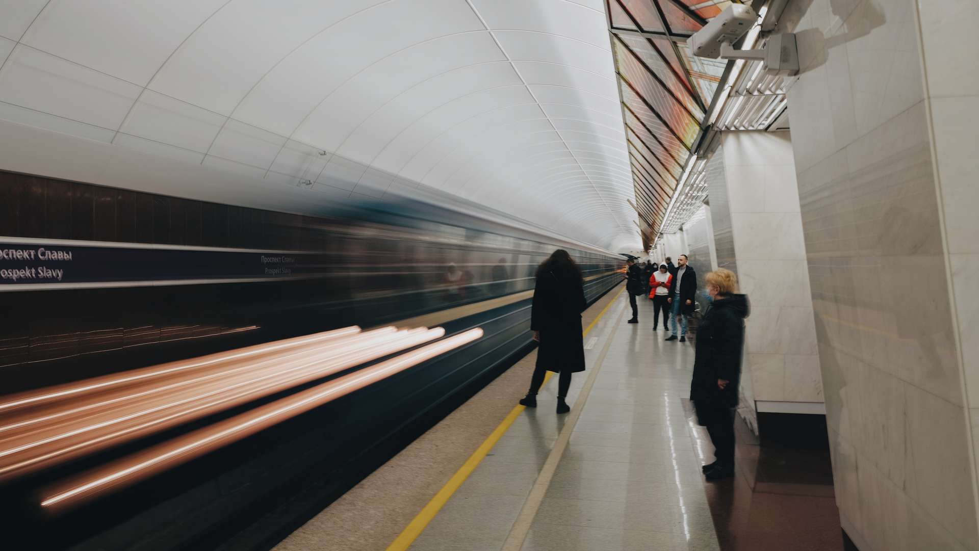 Работа метро в санкт петербурге ночью. Поезда на фиолетовой ветке. Ночное метро. Рельсы метро. Ночное метро Санкт-Петербург.