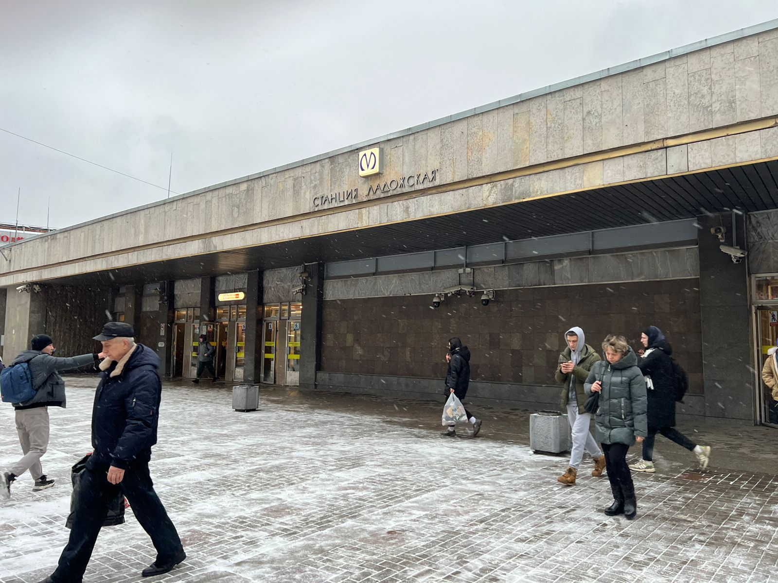 Открылась ли станция метро ладожская. Станция метро Ладожская Санкт-Петербург. Закрытые станции метро. Реконструкция станции. Станция метро Ладожская закрыта.