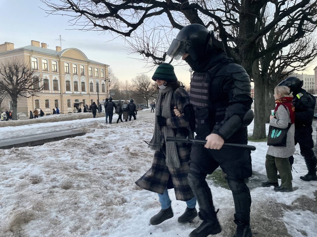 Митинг в петербурге 27 февраля. Митинги в Санкт-Петербурге сейчас. Митинг в Москве. Санкт-Петербург люди. Митинг в СПБ на Гостином дворе.