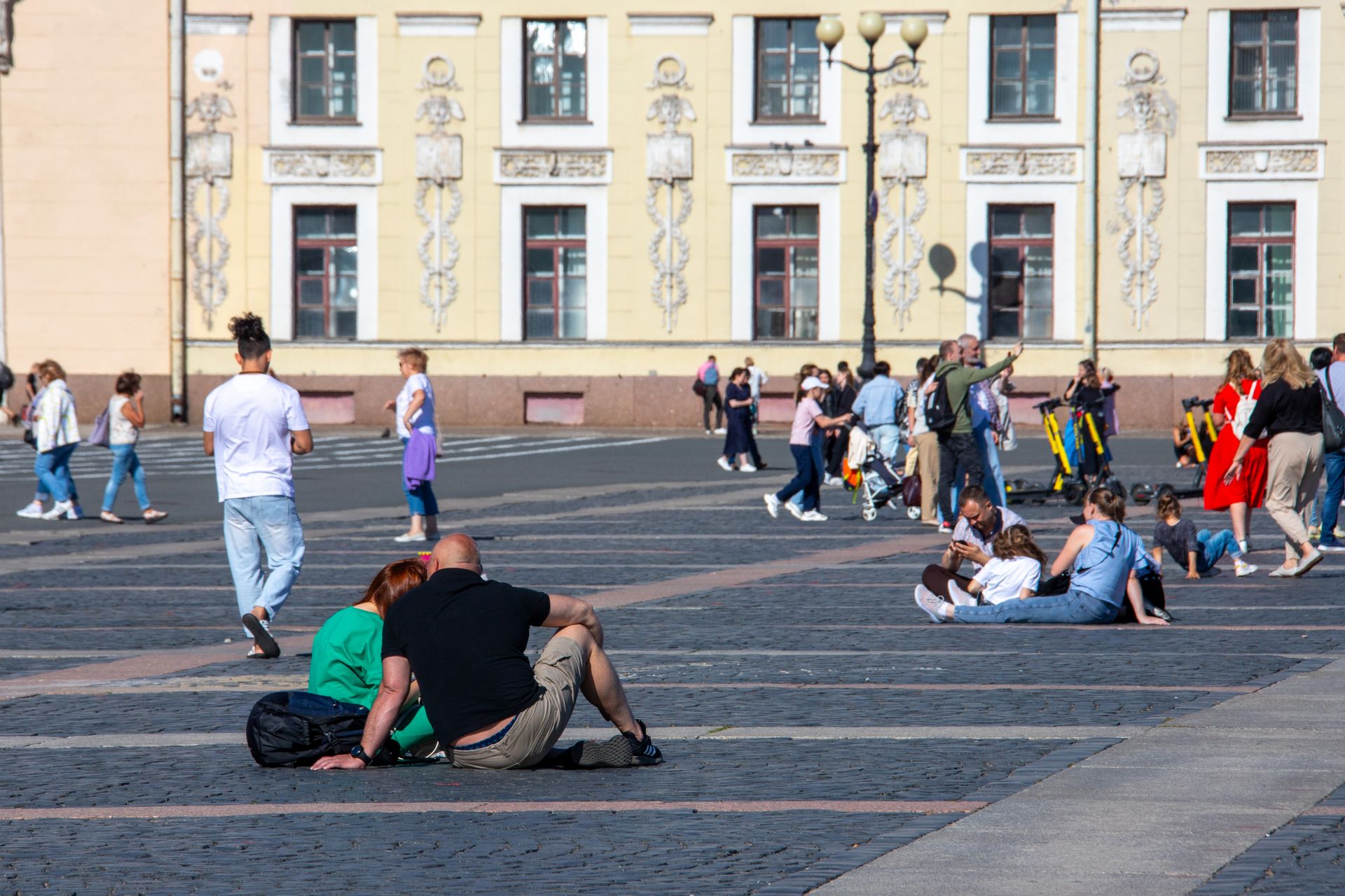 Думская человек. Жара в Петербурге. Питер утром. Думская Санкт-Петербург.