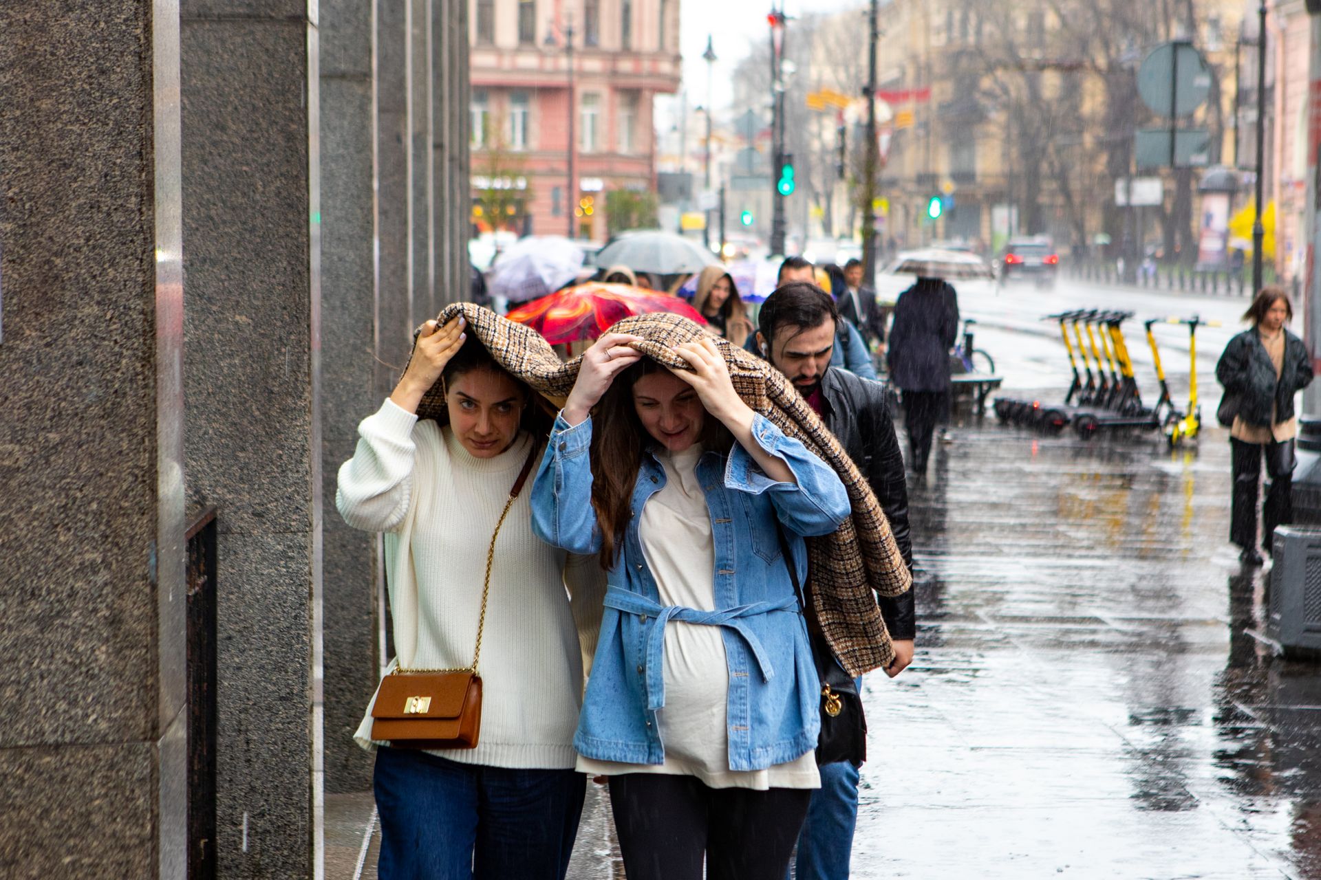 В чем ходят в москве сейчас по погоде женщины