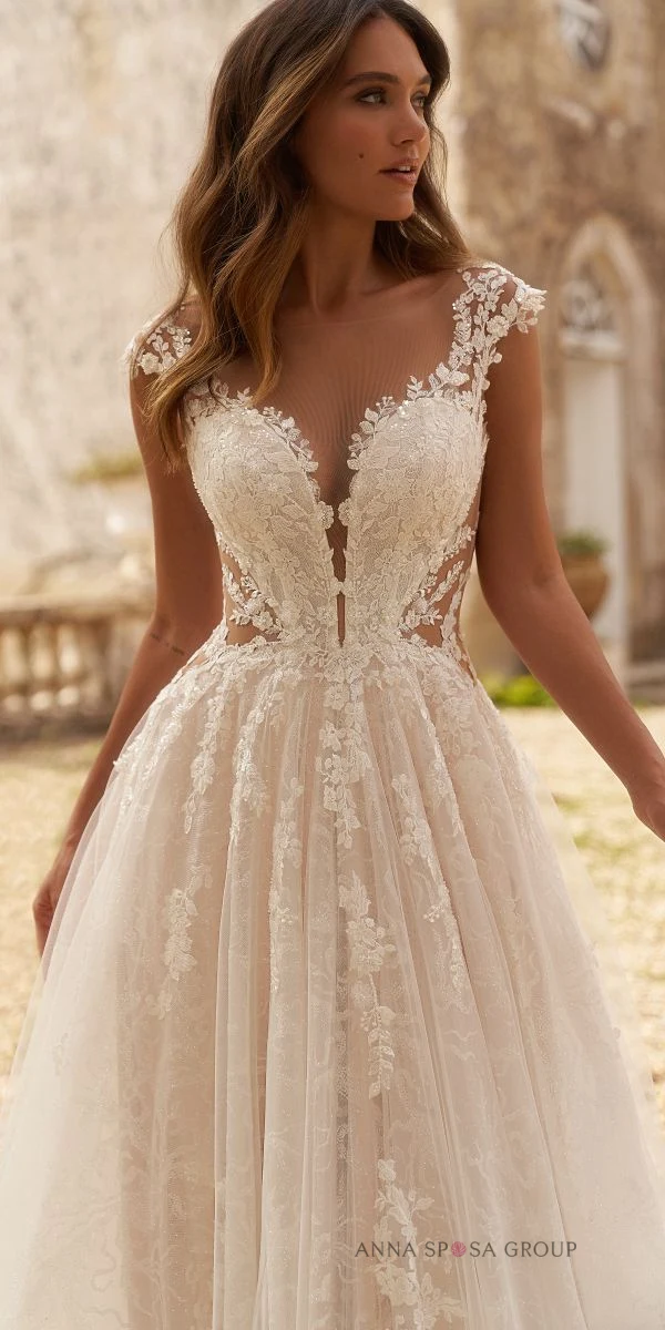 Robe de mariée A-line Kapella en dentelle brodée – coupe fluide et traîne romantique – Monica Mariage Toulouse