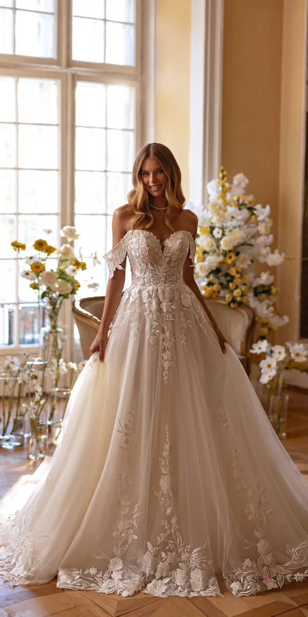 Robe de mariée Luv princesse en dentelle – bustier coeur et traîne – Monica Mariage Toulouse