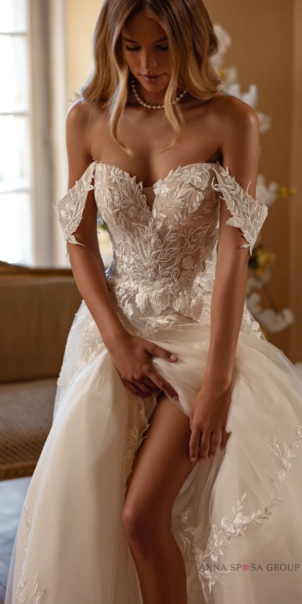 Détail bustier robe Luv – dentelle brodée et perles – boutique Monica Mariage