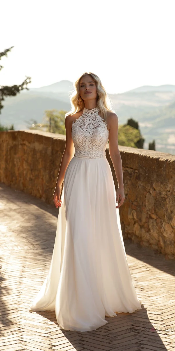 Robe de mariée Agathe avec bustier en dentelle ajourée et col montant, élégance et fluidité intemporelles.