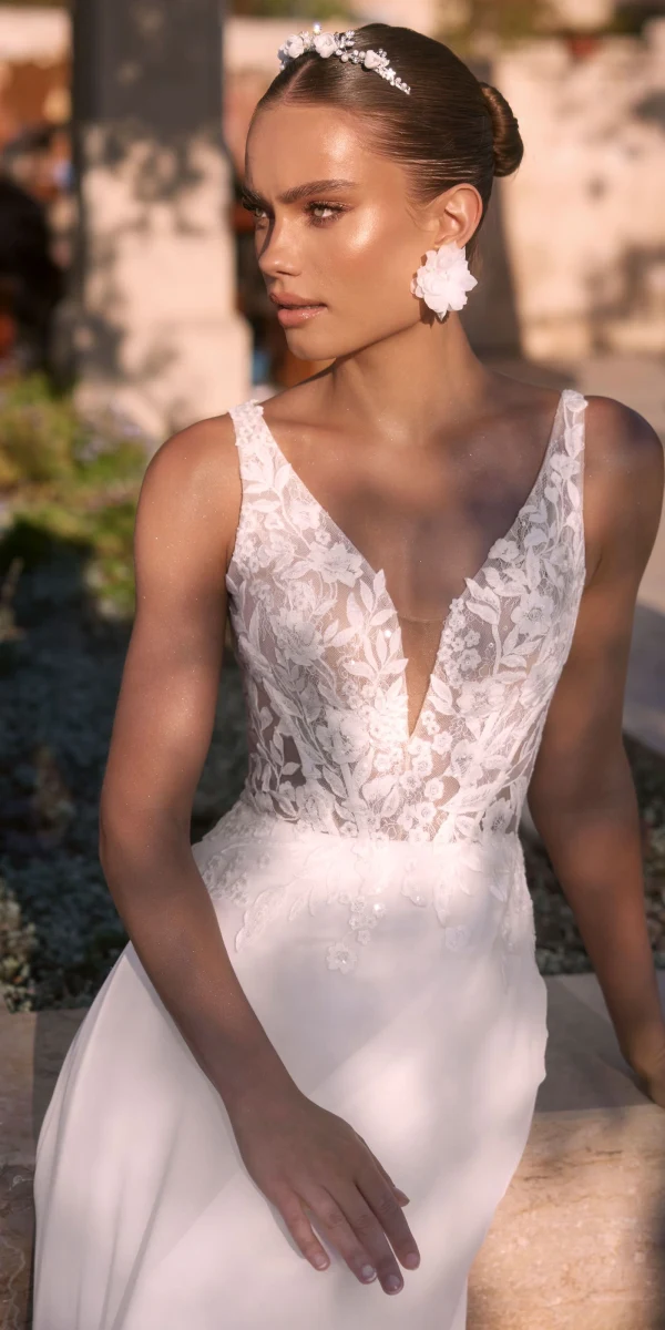 Robe de mariée Ione avec un bustier en dentelle florale et une jupe fluide, élégante et sophistiquée.