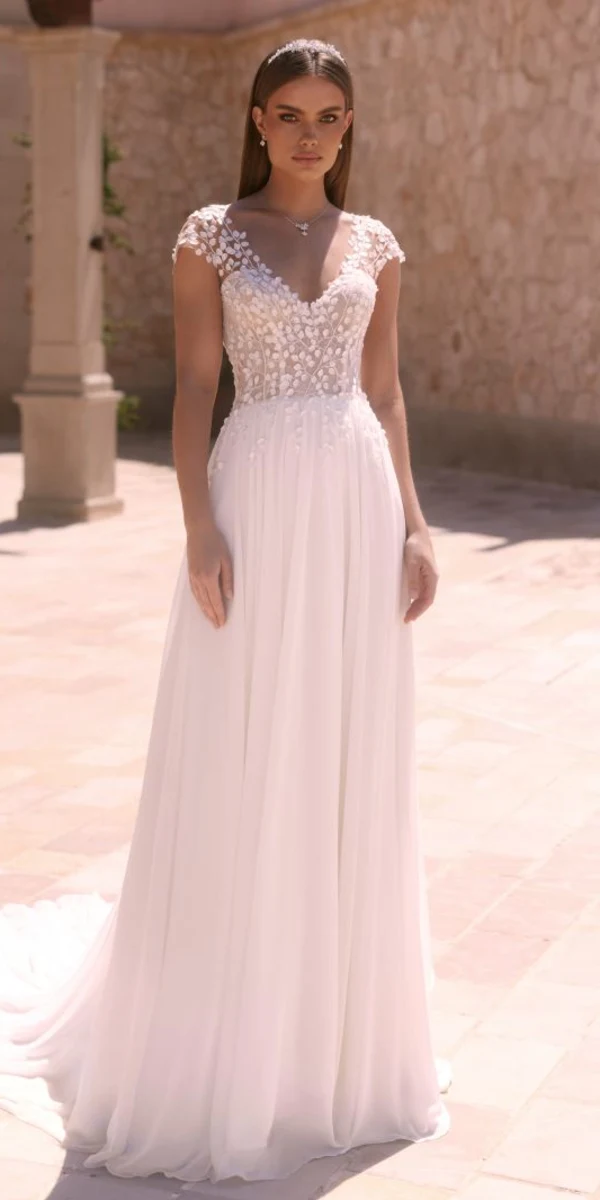 Robe de mariée Doridis avec bustier perlé et jupe fluide en mousseline, élégante et romantique.