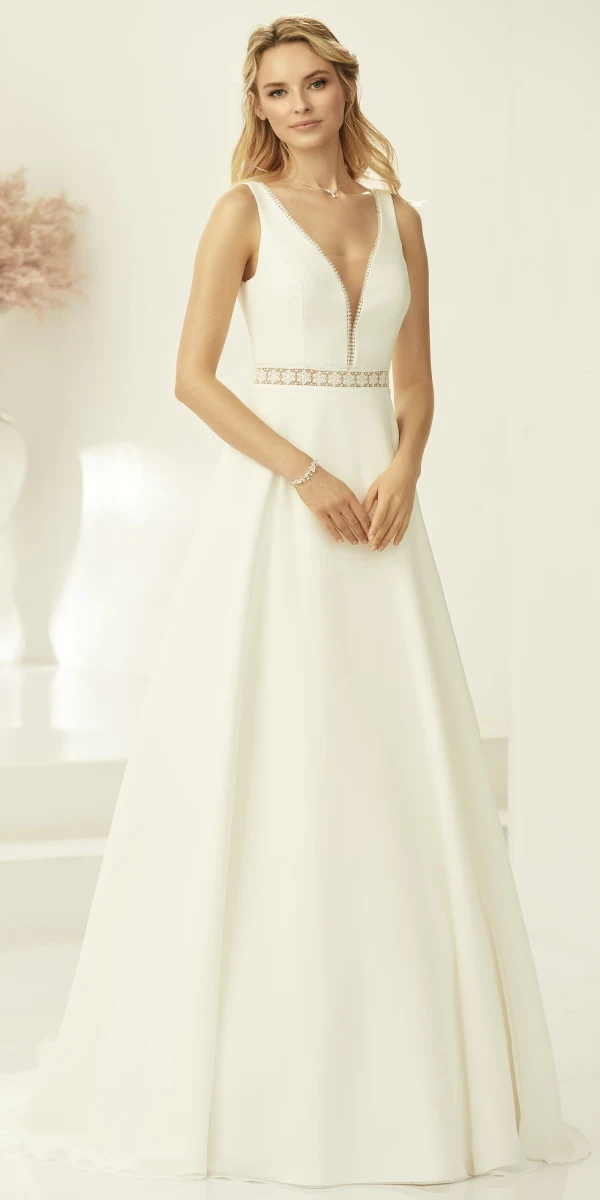 Robe de mariée Ally avec décolleté en V plongeant et ceinture perlée, élégante et minimaliste.