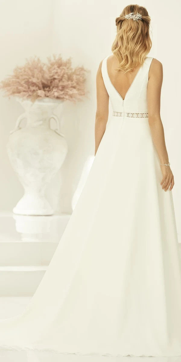 Robe de mariée Ally avec décolleté en V plongeant et ceinture perlée, élégante et minimaliste.