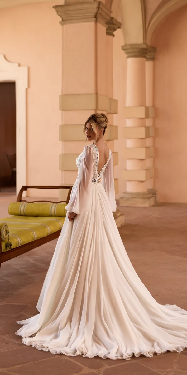 Vue de dos spectaculaire robe Kosina – Dos nu en V et jupe fluide – Essayage boutique Toulouse