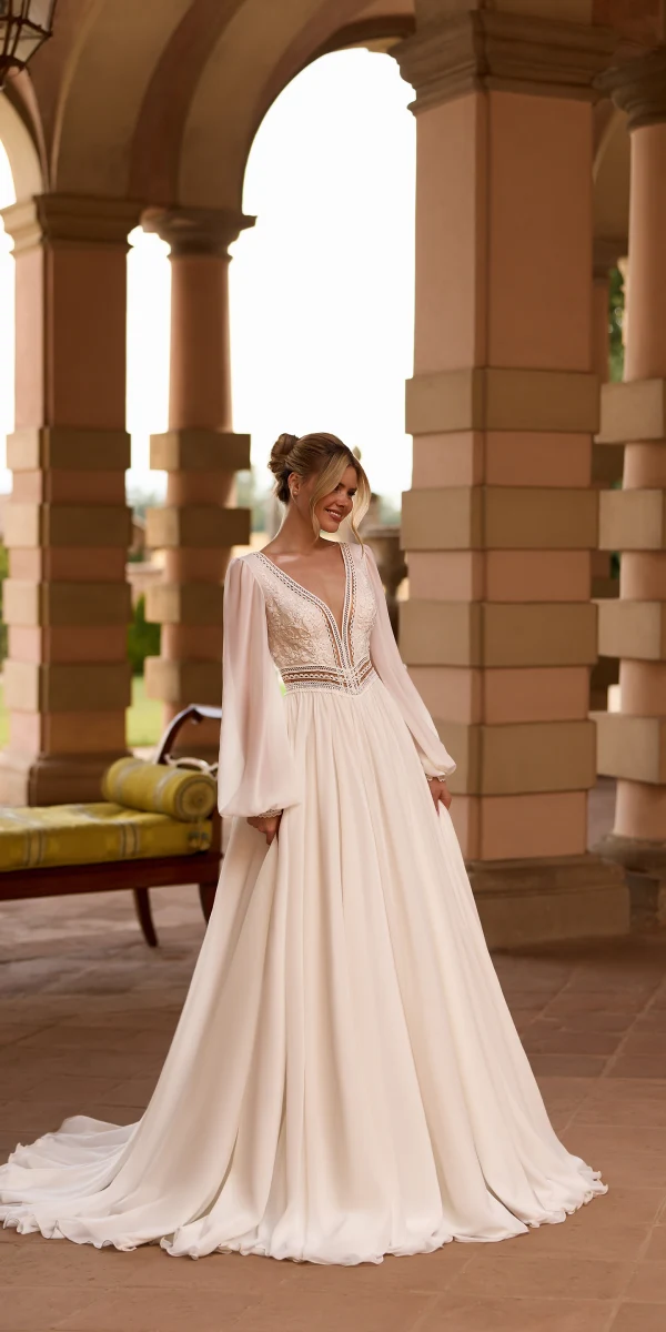 Silhouette A-ligne robe de mariée Kosina avec manches longues bouffantes – Créatrice bohème près de Toulouse