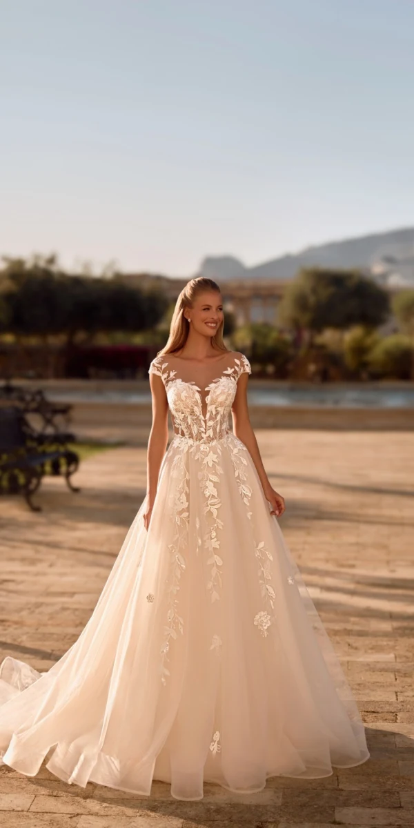 Gros plan sur le bustier illusion en dentelle 3D de la robe Godess - Monica Mariage Toulouse