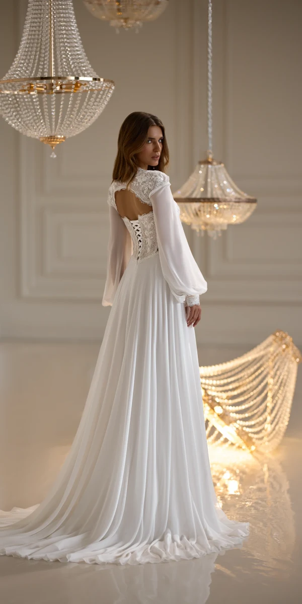 Vue de dos de la robe de mariée bohème Dove avec laçage corset - Monica Mariage Toulouse
