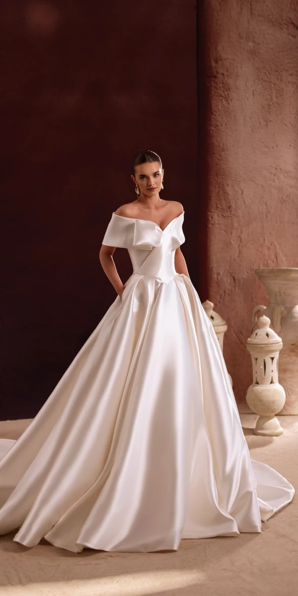 Robe de mariée princesse Avin en satin par DAMA Couture - Monica Mariage Toulouse