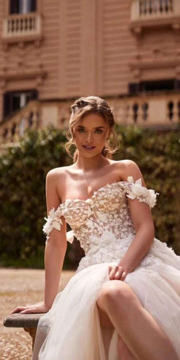 Vue rapprochée du bustier et des manches fleuries de la robe Mia - Monica Mariage Toulouse