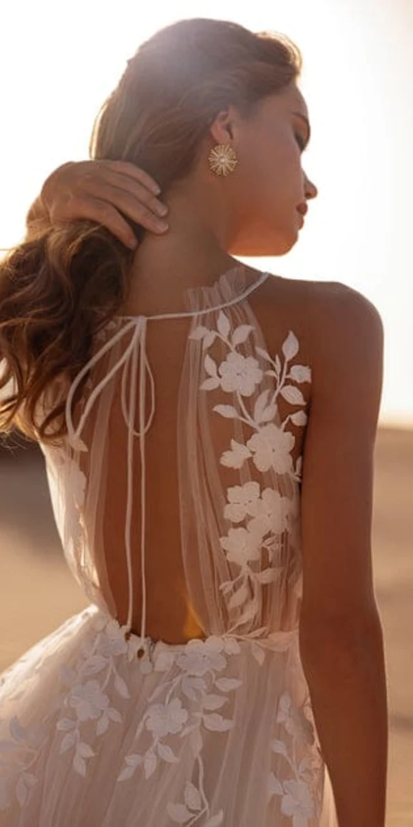 Vue de dos de la robe Ellie avec son dos nu noué de rubans - Monica Mariage Toulouse