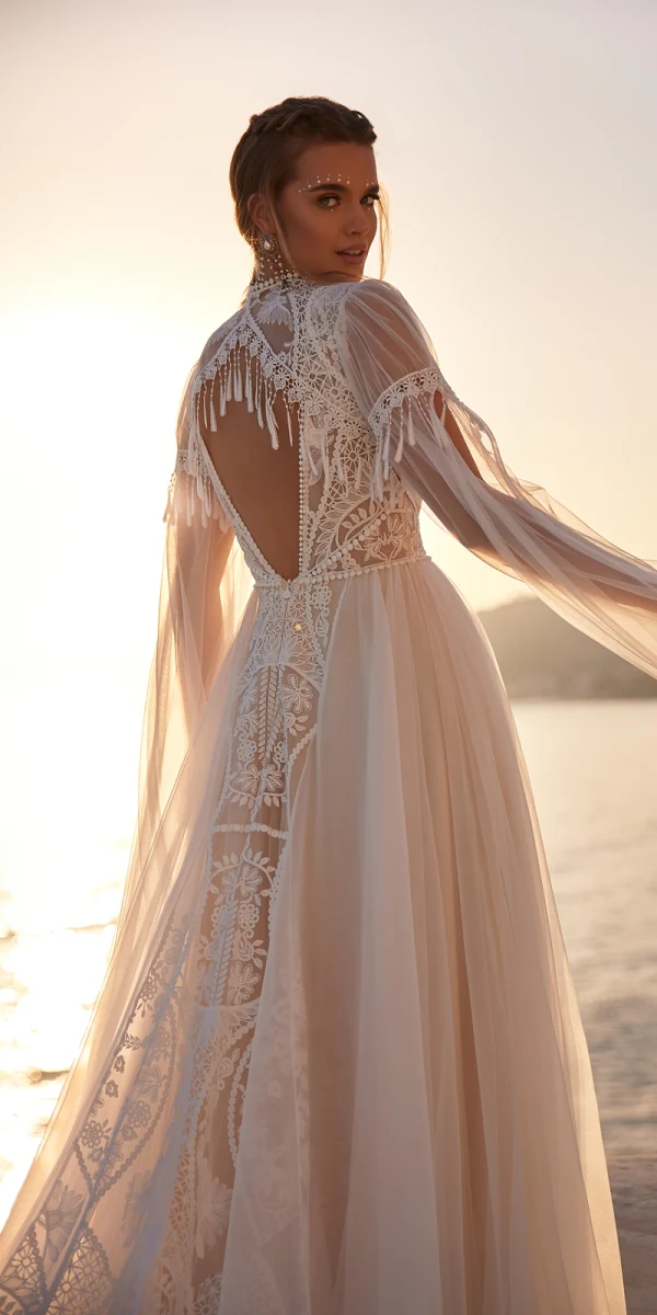 Col montant dentelle franges et dos ouvert robe bohème essayage chez Monica Mariage